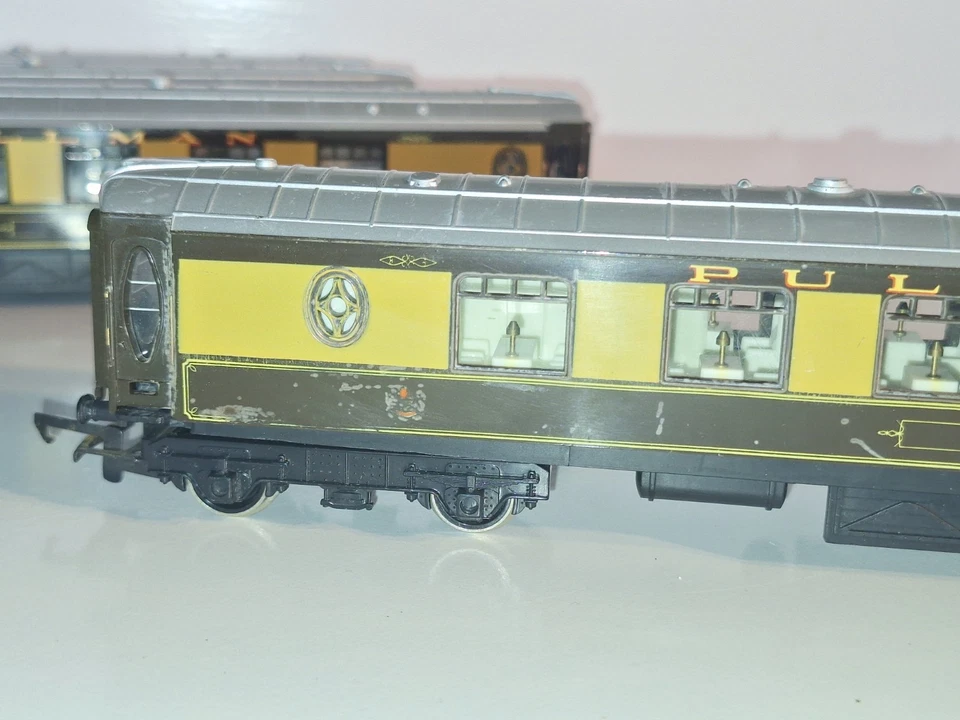 Hornby Pullman coaches x 4. Good Overall cond. Metal wheels. OO Scale. No Boxes - Image 4 of 4