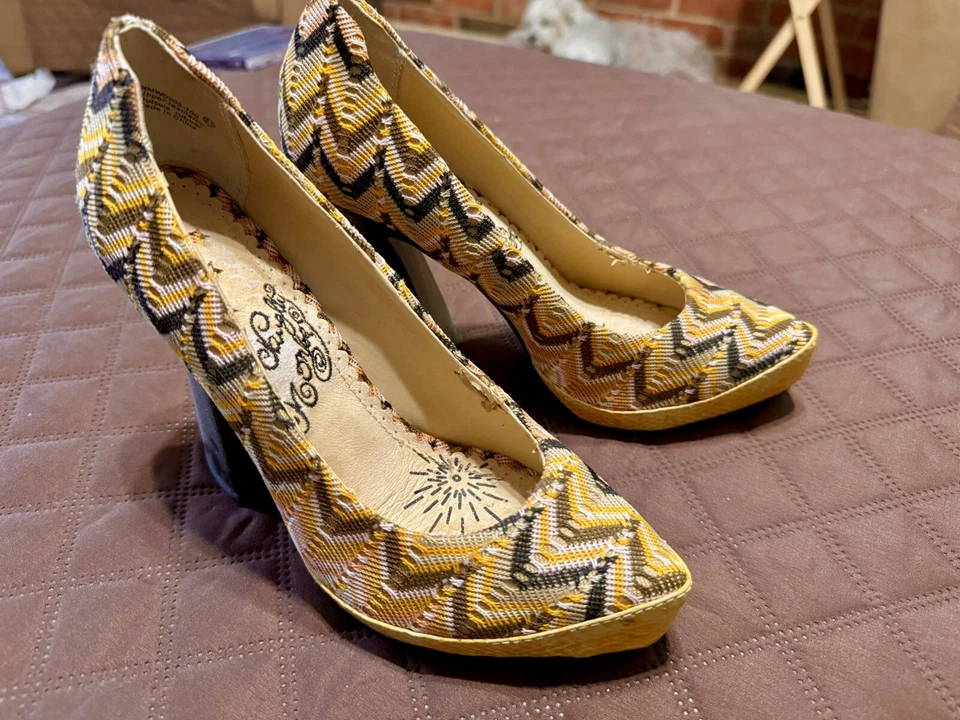 Tacones de plataforma para mujer Naughty Monkey con exterior bordado, piel de serpiente - 6 Foto 3 de 4