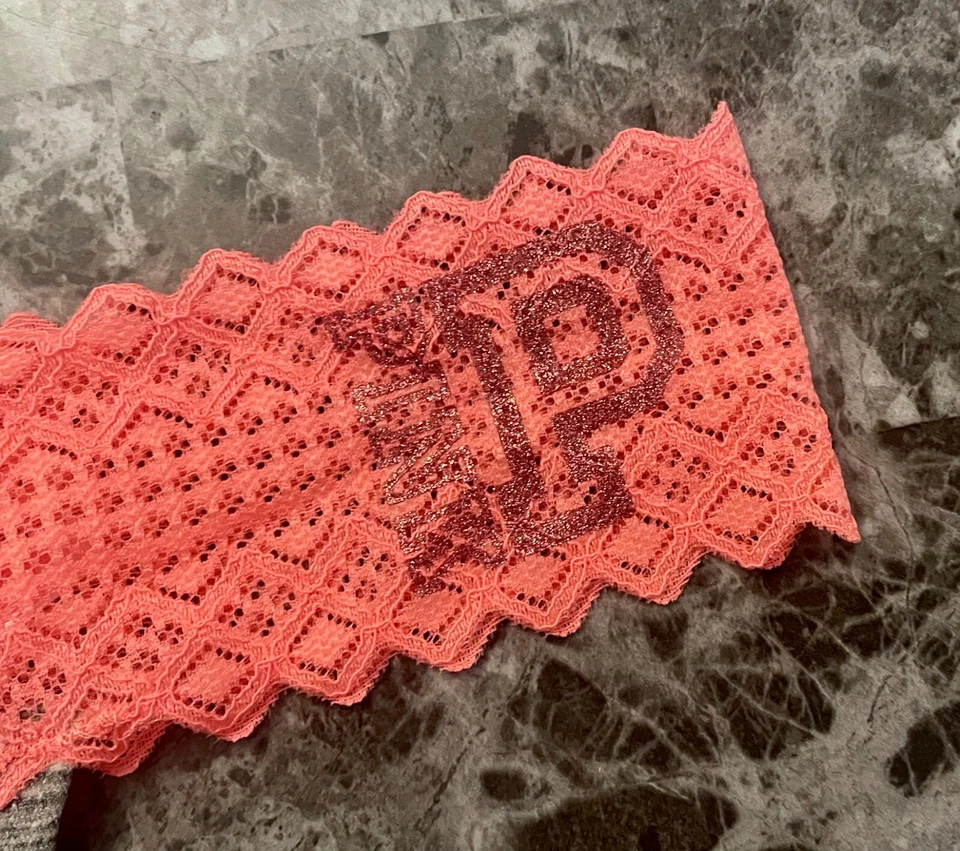 CALCINHA TANGA RARA RENDA LOGOTIPO GLITTER GEOMÉTRICO CINZA ROSA S VICTORIA'S SECRET NOVA COM ETIQUETAS - Imagem 2 de 4