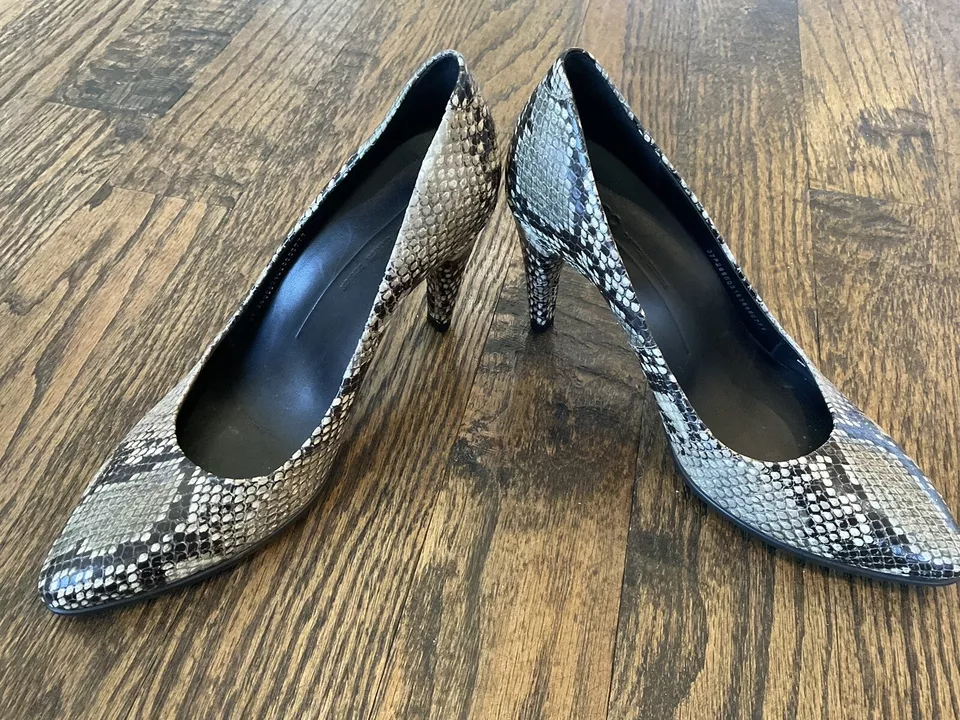 Туфли-лодочки Ecco без шнуровки черные бежевые со змеиным принтом на каблуках женские размер США 6,5-7/ЕС 37 - Изображение 3 из 4