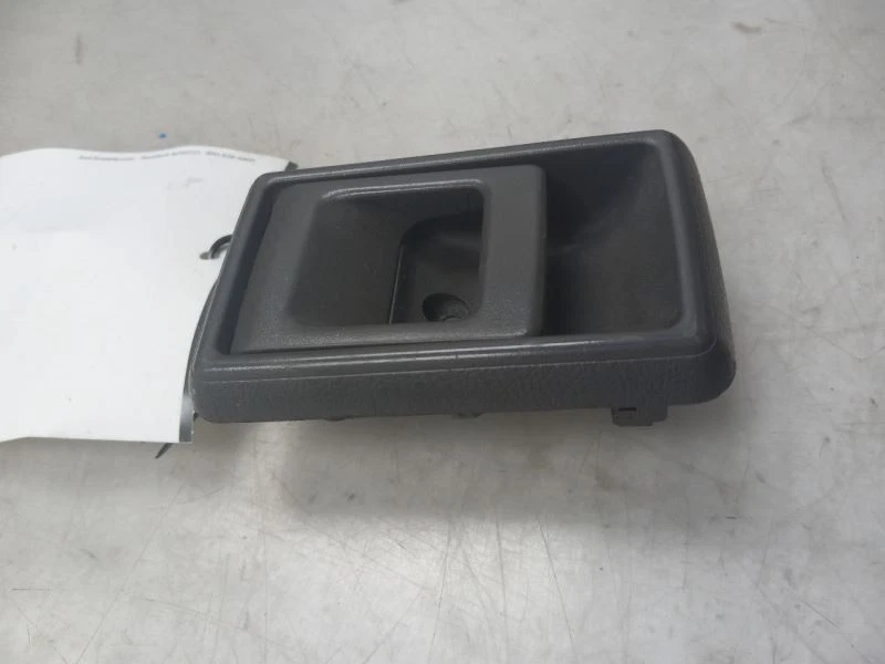 Toyota Pickup Deluxe 1989 lado del conductor manija de puerta interior delantera  Foto 3 de 4