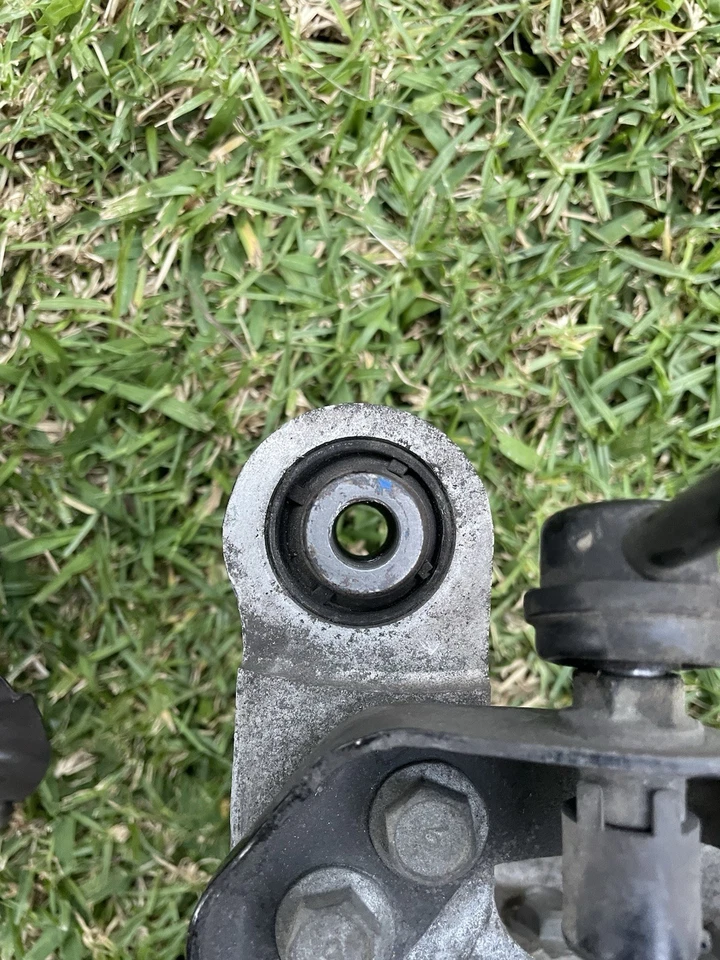 Par de brazos de control de nudillos buje trasero izquierdo y derecho Nissan GT-R GTR R35 2009+ OEM Foto 4 de 4