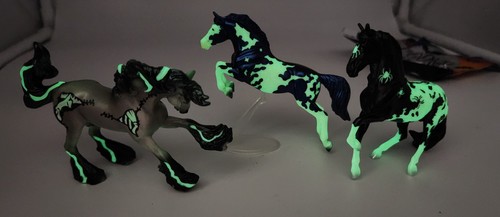 2025 Breyer Spooky Surprise Stablemate Serie 7 Eek! Thriller Tabitha Full Set