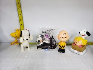 19 Figures Of Snoopy And The Gang