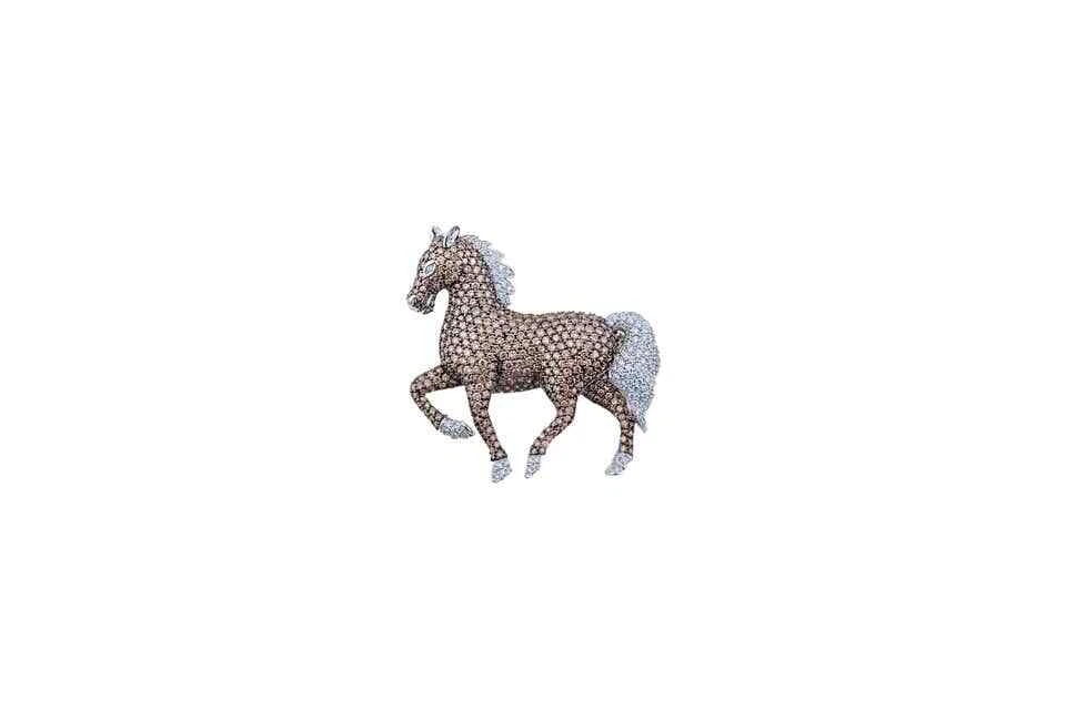 Broche prendedor de caballo real de plata 925 micro pavé de 6,75 quilates topacio marrón y blanco de circonita cúbica de 1,48 quilates Foto 4 de 4