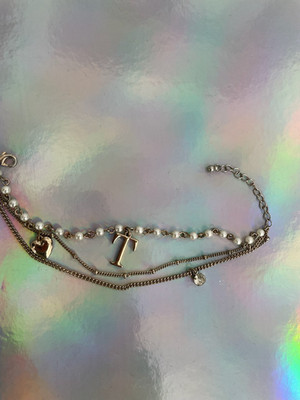 Dreistrangiges, Buchstabe T, goldfarbenes Armband