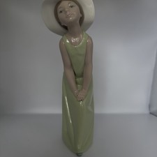 Lladro No.5009 Curious Girl With Straw Hat Glazed Porcelain Figurine Spain