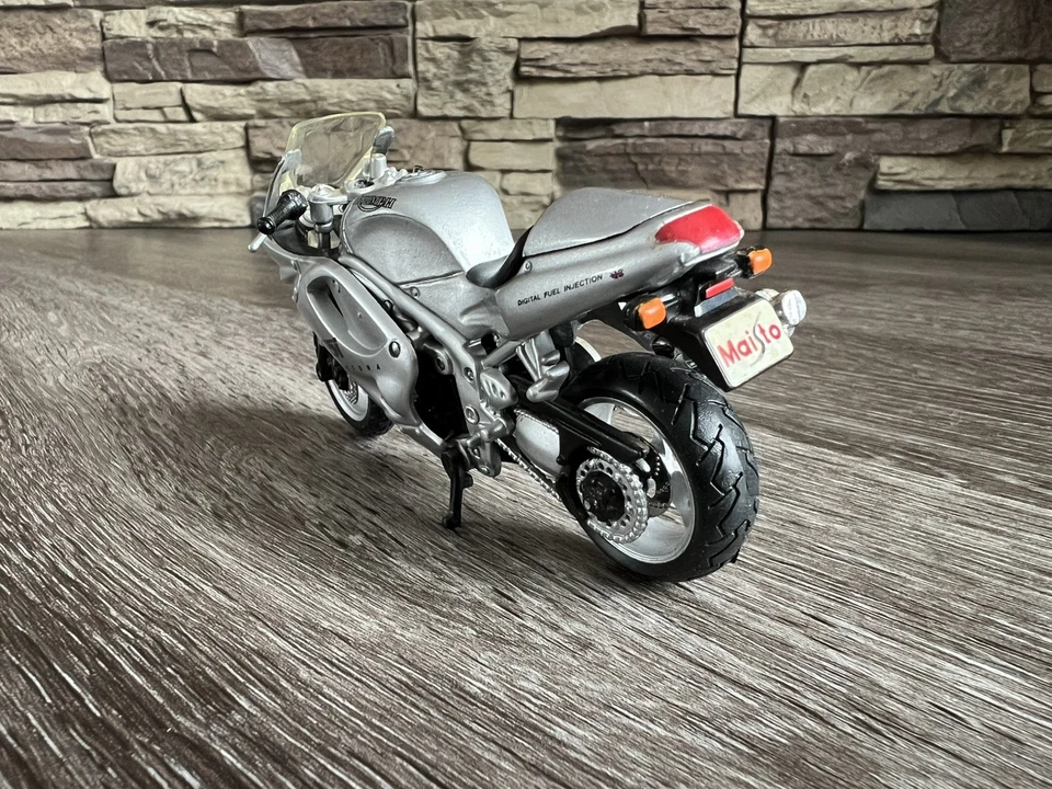 Maisto 1/18 Scale Triumph Daytona 955i Sportbike Diecast Motorcycle Toy - Image 4 of 4