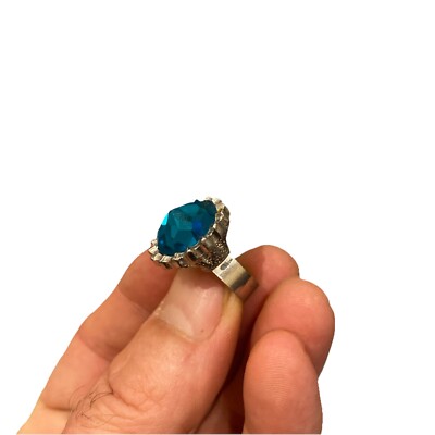 Silberfarbener Metallring mit blauem Edelstein im Ovalschliff (größenverstellbar)