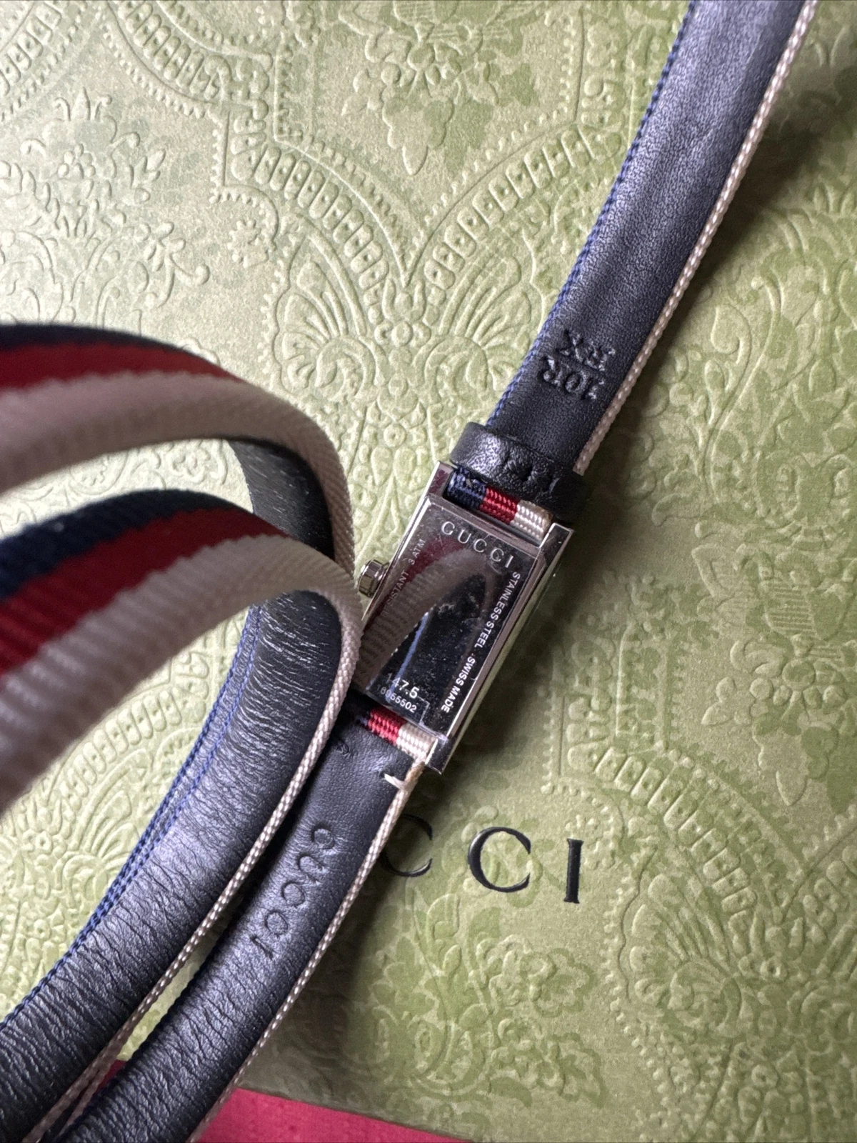 Montre femme Gucci à cadran bleu cadre G   YA147502 100 % authentique flambant neuve