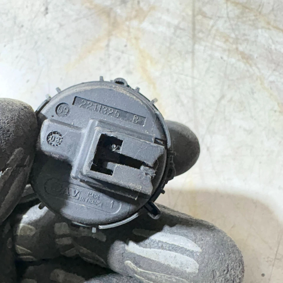 2005 Renault Megane Sunroof Switch Button 2211325 - Image 4 of 4