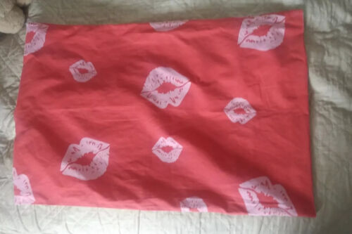 Rectangular Red Pillowcase With Lips / Kisses Pattern 73x49cm