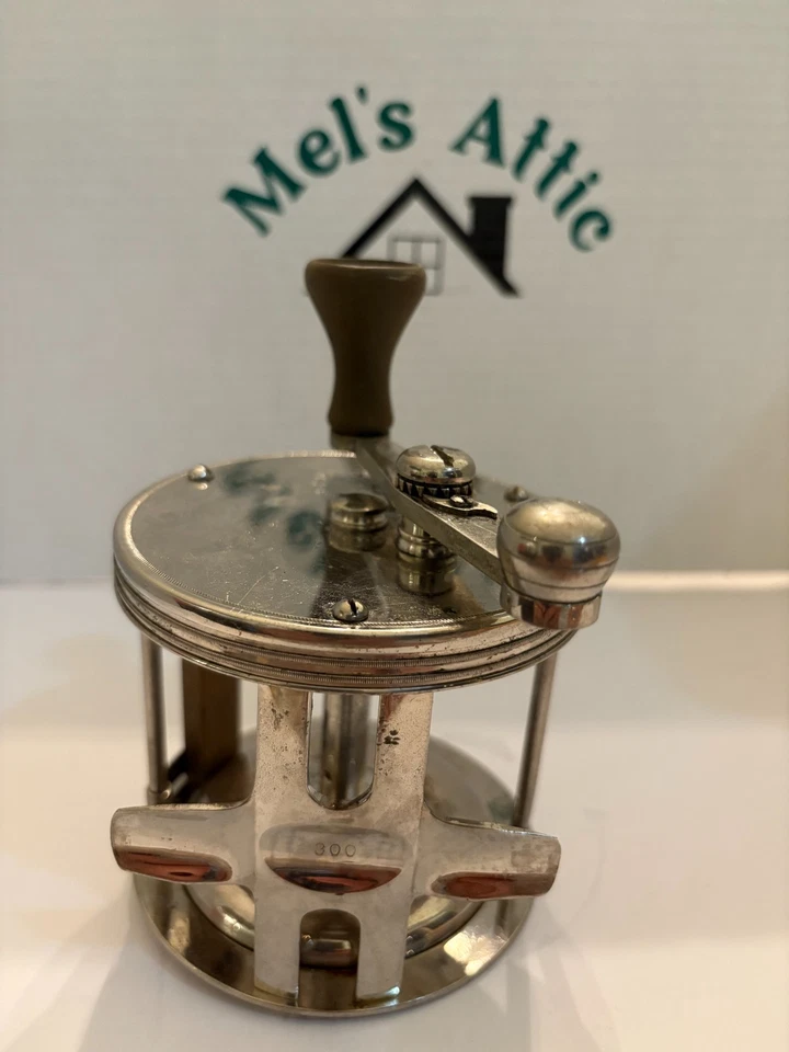 Carrete de fundición de surf Pflueger Trademark Universal 300 de colección Foto 3 de 3