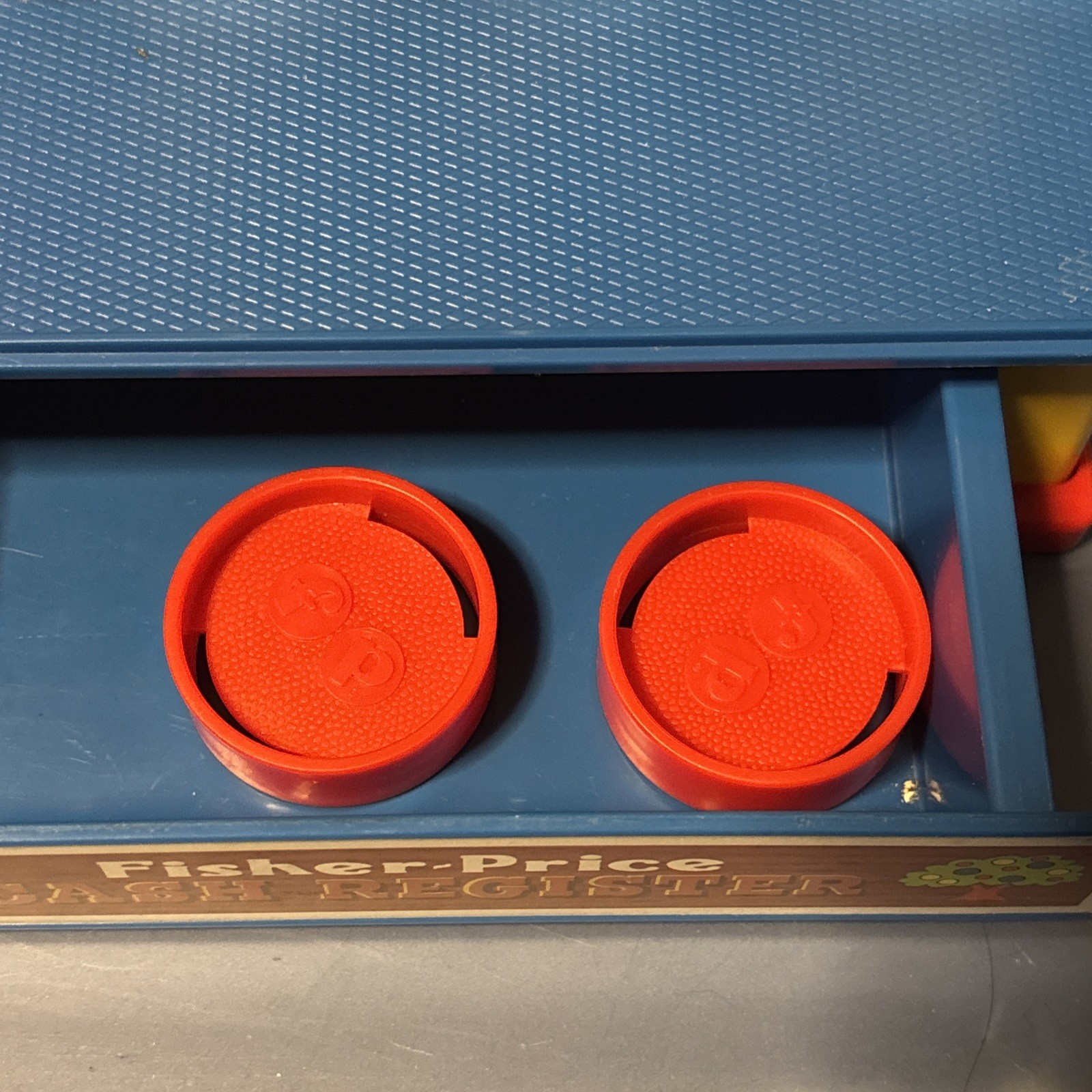 как выглядит Fisher Price 2015 Cash Register Play Pretend Classics Retro w 2 Coins фото