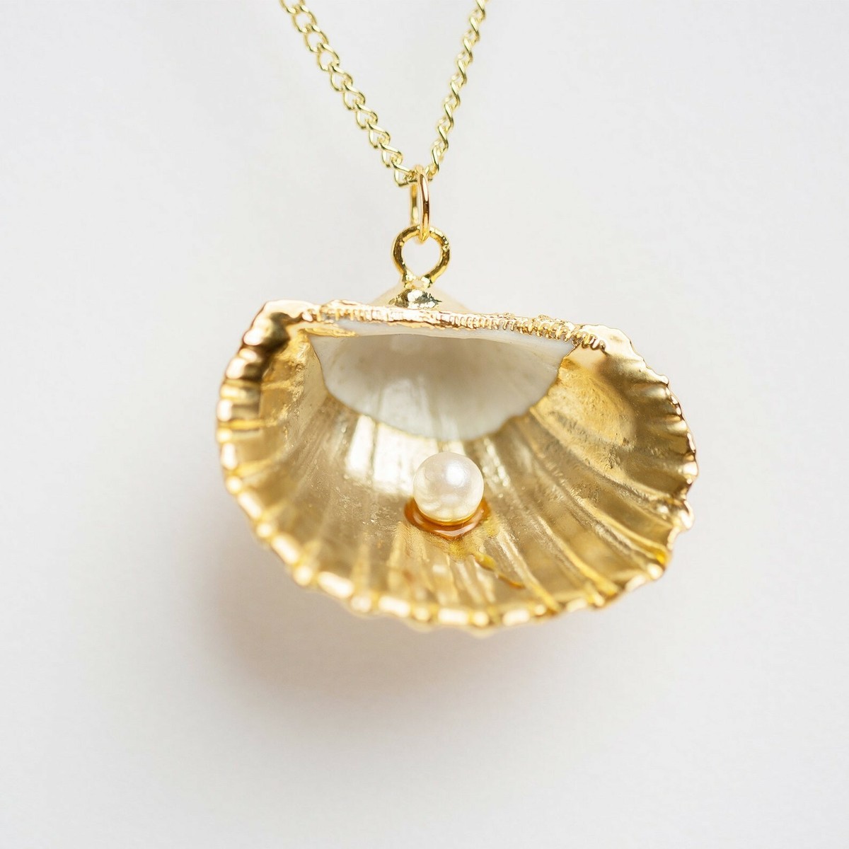 Gold clamshell with Pearl Necklace (Pendant)