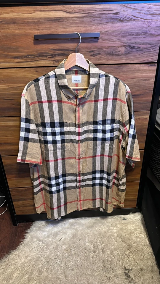 Camisa para hombre Burberry de lino con botones Foto 3 de 4