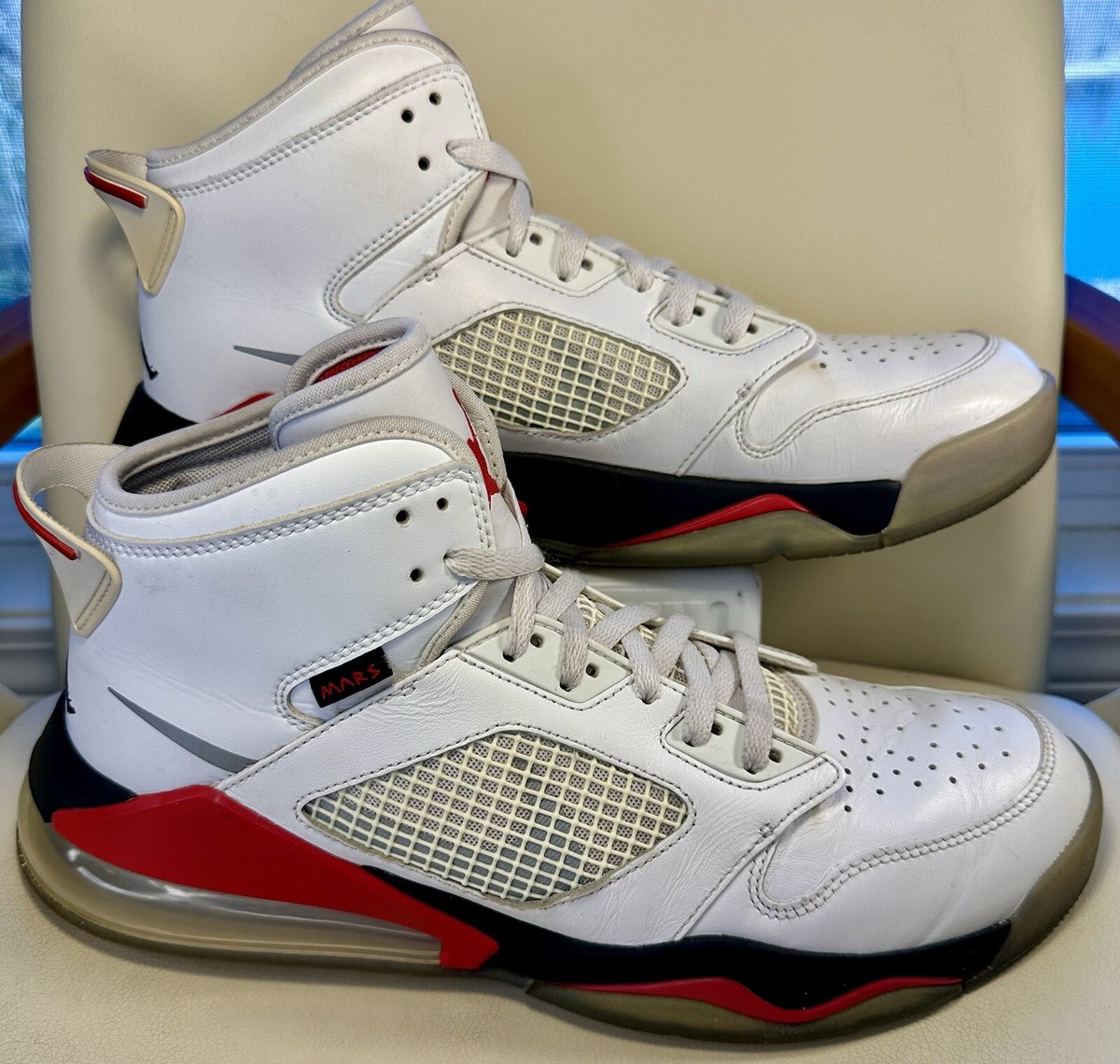 スニーカー Nike Air Jordan Mars 270 White Fire Red Nike Air Jordan Mars 270 White Fire Red CD7070-100 Men's