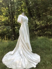 Vintage Early 1960’s WEDDING GOWN DRESS Simple & So Sweet w/ Lace Trim 34-24-40