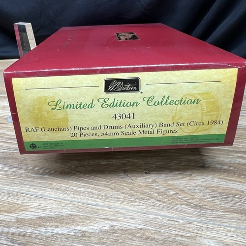 Britains 43041 RAF (Leuchars) 20 Piece Pipes & Drums Auxillary Band Set in 54mm - Picture 2 of 17