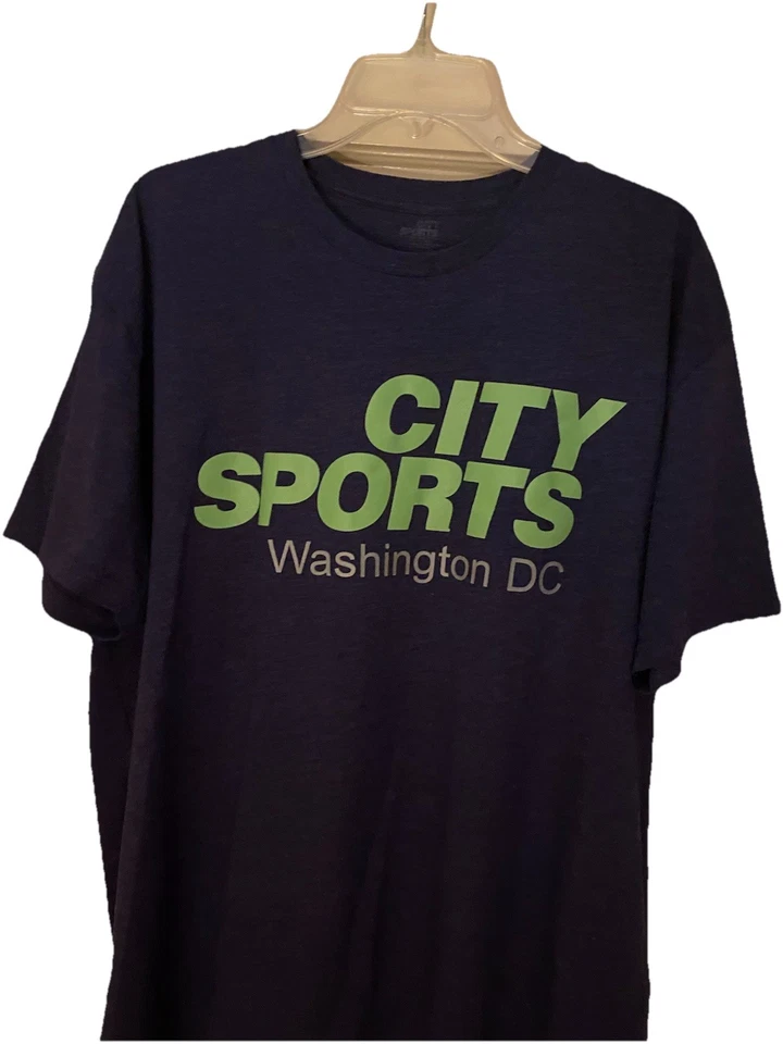 Camisa logotipo original City Sports Washington, DC • Azul marinho com detalhes verde neon • XXL - Imagem 2 de 4