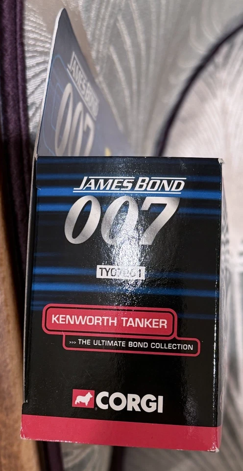 Licencia Corgi TY07201 James Bond 007 para matar a Kenworth Tanker 16/20 Foto 4 de 4