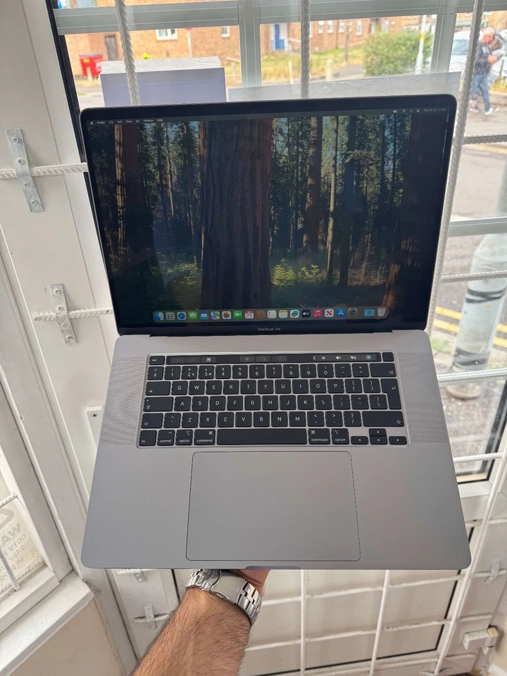 [[GOOD]] 16-inch Macbook Pro - CTO 8-Core Core i9 2.3GHz, 32GB & 1TB SSD RRP 3.0 - Image 2 of 3