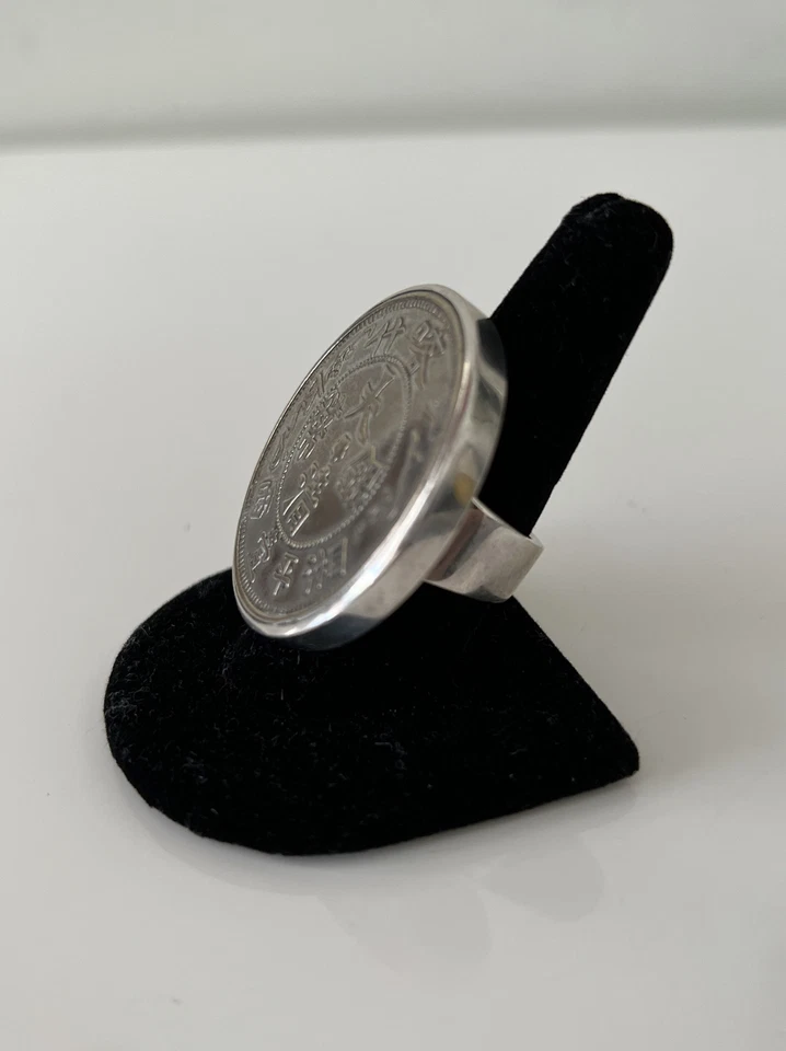Anillo de cóctel moneda asiática grande MIRANDA CRIMP plata de ley talla 9 Foto 4 de 4