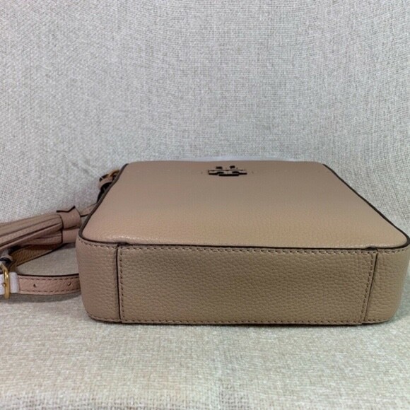【美品】Tory Burch MCGRAW SWINGPACK Tory Burch McGraw Swingpack Shoulder Bag - Devon Sand for sale