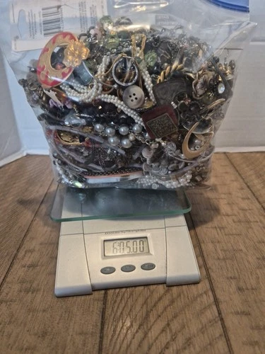 Vintage Costume Jewelry Lot  Lots If Nice Jewelry Over 6lbs