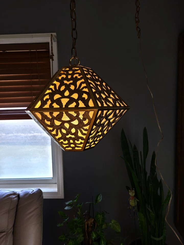 HALLAZGO RARO: Lámpara colgante asiática hecha a mano de latón perforada de los años 50 Foto 4 de 4