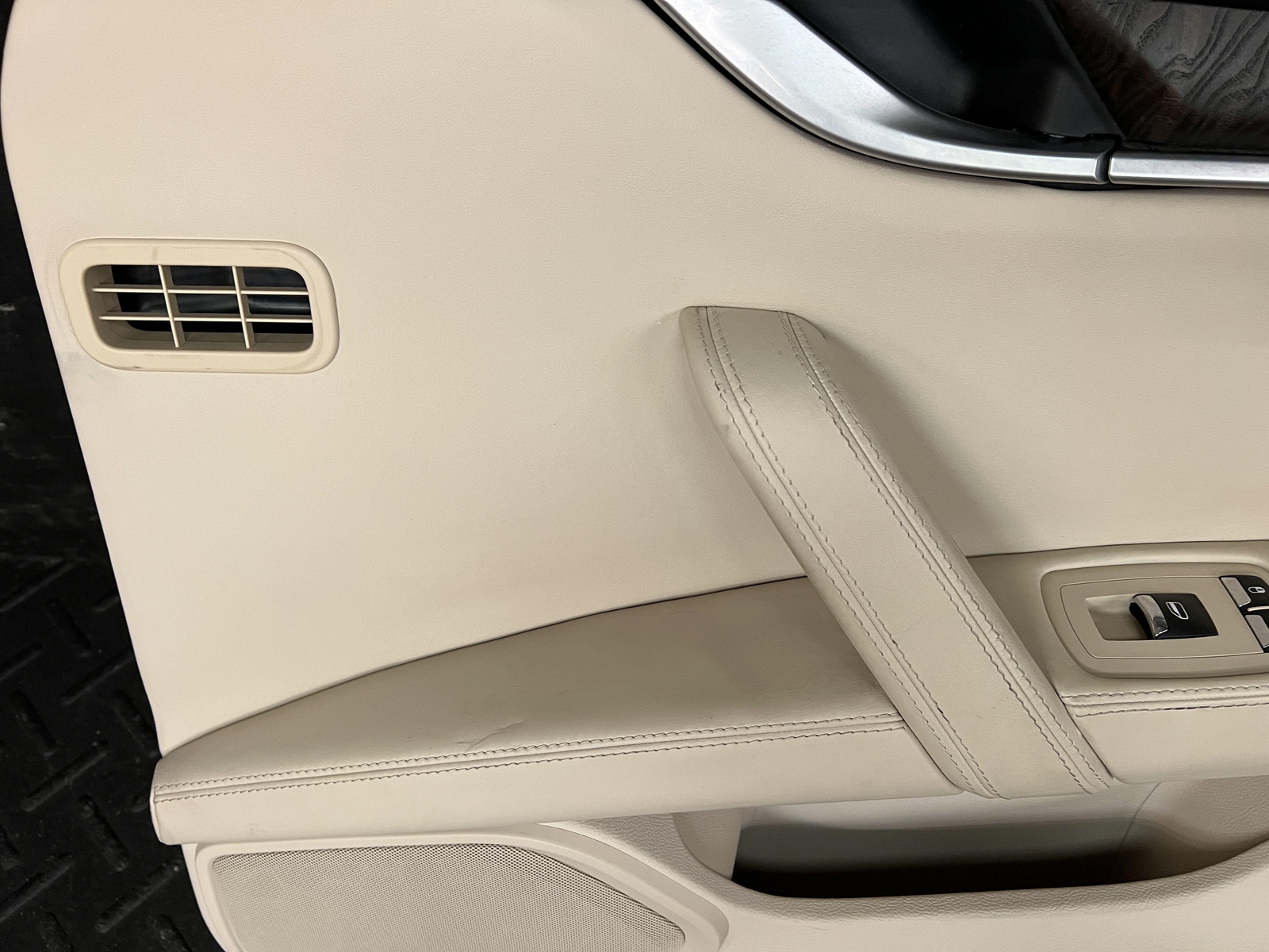 14-17 MASERATI GHIBLI FRONT PASSENGER INTERIOR DOOR TRIM PANEL TAN / BLACK WOOD