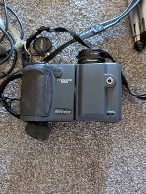 Nikkon Coolpix 995 Digital Camera No Battery W/ USB And Charging Cables/ Tripods