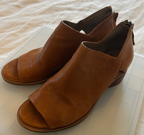 Sofft Carleigh Leather Color:Luggage Size 8.5 M Shootie 