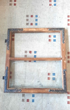alter historische Fensterflügel aus Holz, schöne Beschläge, als Deco