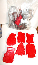 LOT OF 15 CHRISTMAS COOKIE CUTTERS 9-METAL  6-RED PLASTIC