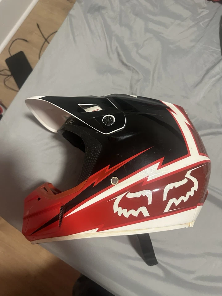 YOUTH XL Fox Racing V2 Dirtbike Helmet, Light Scratches - Image 4 of 4