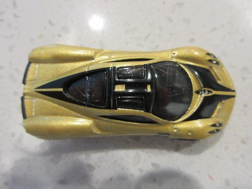 2012 Hot Wheels Pagani Huayra GOLD HW Exotics Diecast 1:64 Toy Race Car - Picture 3 of 5