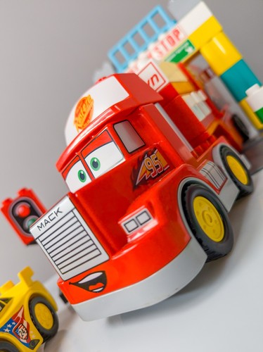 LEGO DUPLO Cars Playset Saetta McQueen Mack Cruz Ramone Truck nerdycustom - Foto 6 di 12