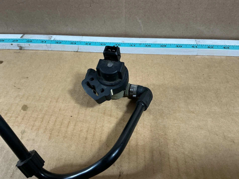 Válvula de purga de bote de vapor Mercedes-Benz C250 2012-2014 A0004708993 OEM Foto 4 de 4