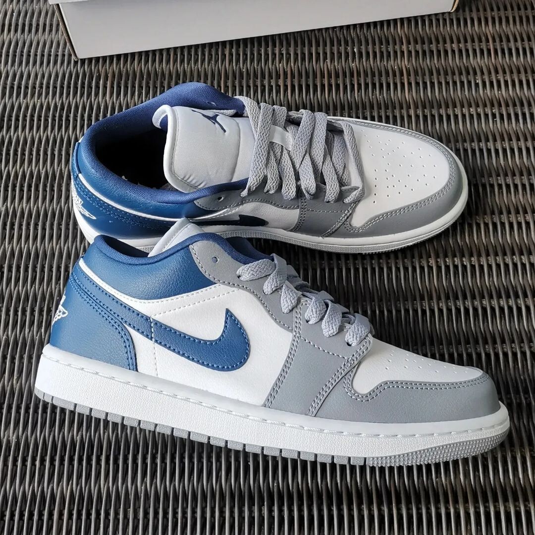 エアジョーダン1 LOW STEALTH　BLUE-WHRTE 23 エアジョーダン1 LOW STEALTH BLUE-WHRTE 23 - メルカリ