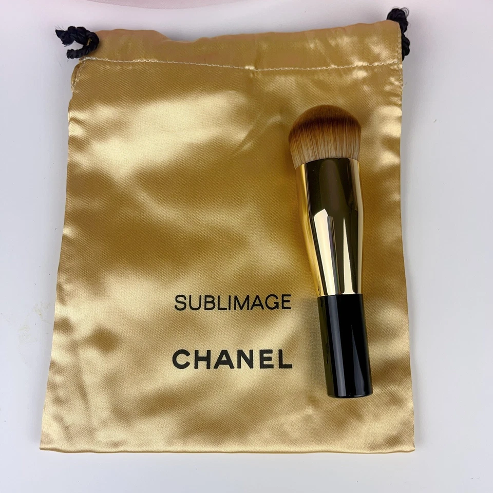 (1) Cepillo Base Chanel Sublimage Tamaño Completo+ (1) Bolsa Dorada Sublimage Bolsa para el Polvo Foto 2 de 4