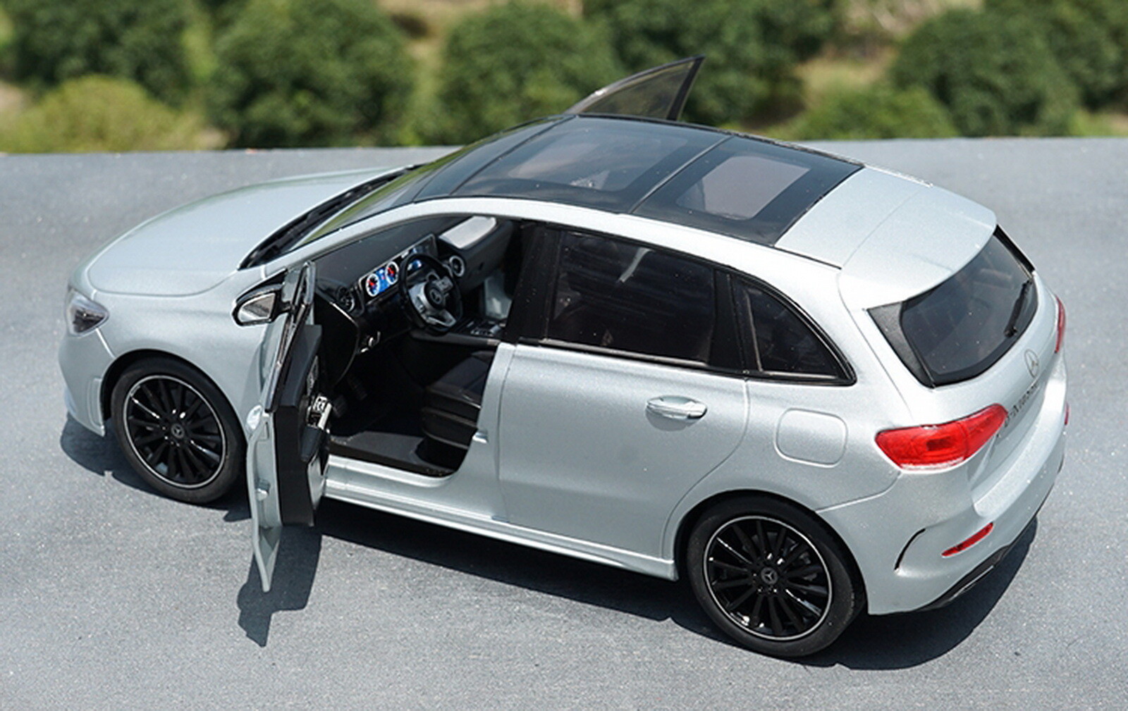 1/18 Mercedes Benz B-Klasse 2019 Silver Diecast Car Model two doors can open
