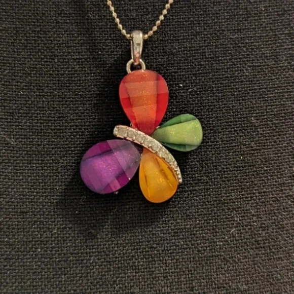 Multi-colored Resin and White Rhinestone Butterfly Pendant Necklace 16 inches - Imagem 3 de 3