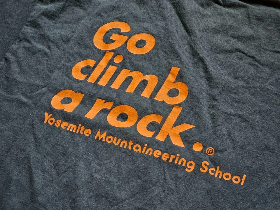 Camiseta Yosemite Mountaineering School Go Climb A Rock azul média - Imagem 3 de 4
