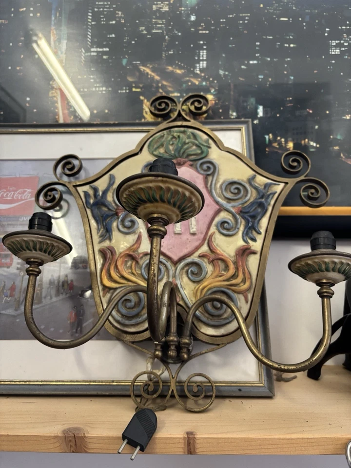 Applique vintage in ottone e ceramica decorata – stemma castello – anni ’50/’60 - Immagine 3 di 4