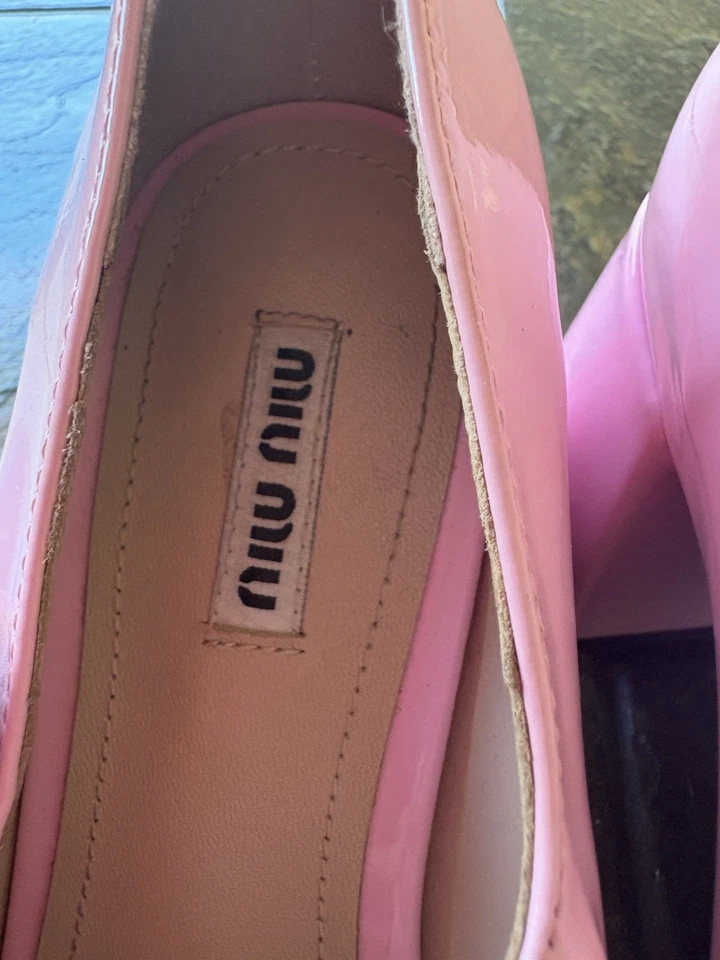 Zapatos de salón Miu Miu charol perla Mary Jane Foto 2 de 4