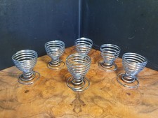 Sechs passende Eierbecher aus Draht. Hervorragender Zustand und modernes Design