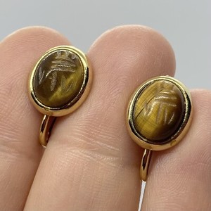 Authentic Vtg TIGER’S EYE Egyptian Scarab Beetle Cabochon Gold Plated Clip Earrings 1/2”