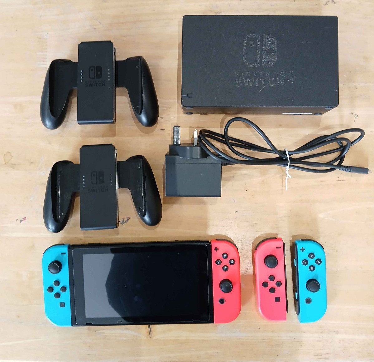 Nintendo Switch 32gb GOOD used condition, minor wear and tear, many accesories