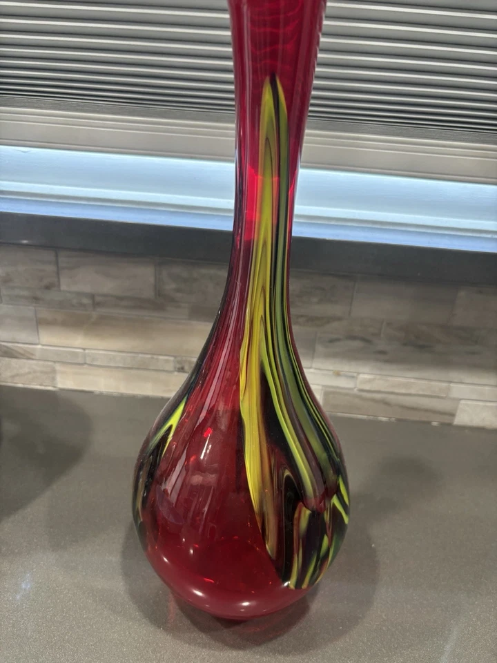 "Jarrón retro Pier 1 rojo de vidrio soplado con remolinos amarillos verdes y negros con etiqueta 14,5""" Foto 3 de 4